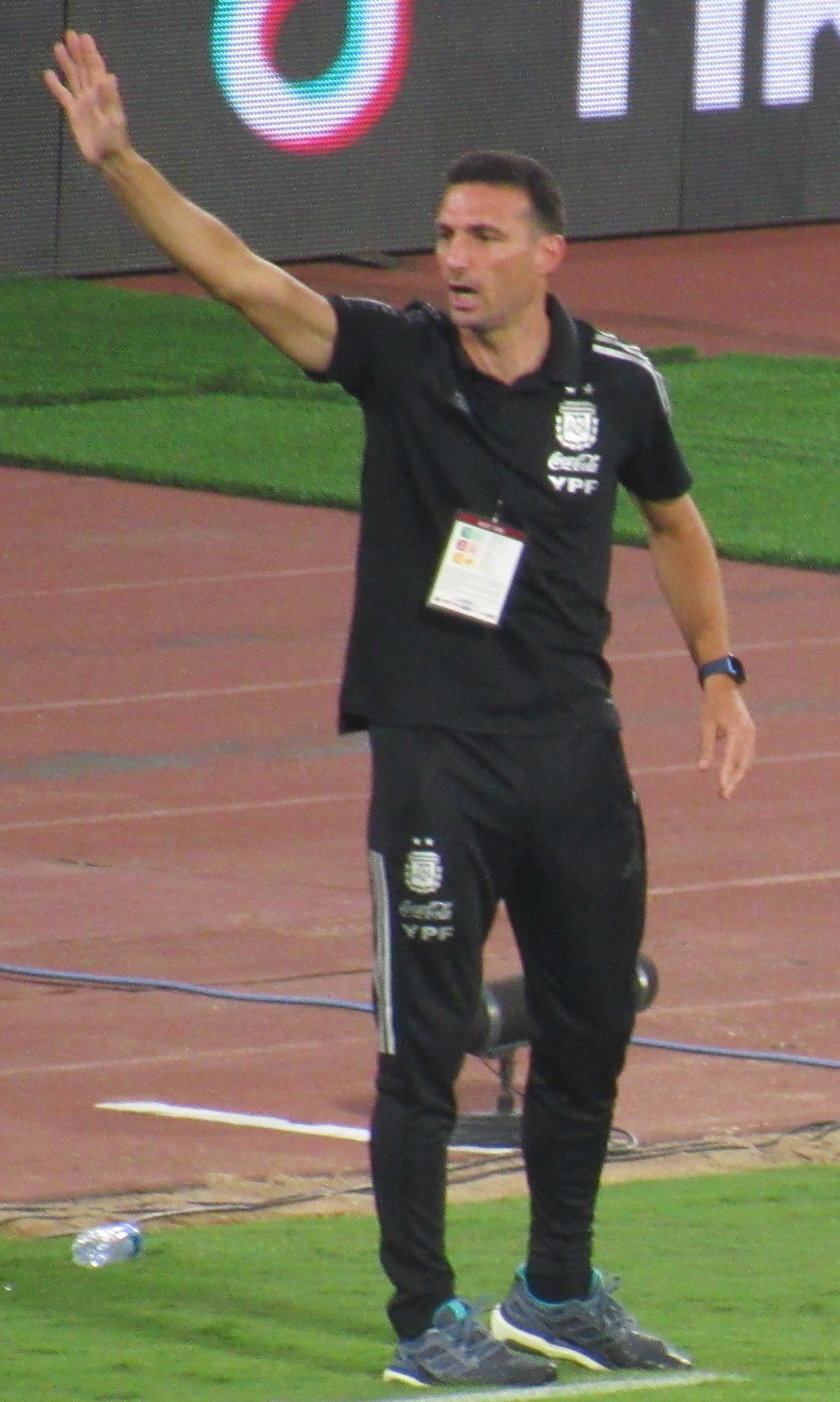 Lionel Sebastián Scaloni – Director Técnico de la Selección Argentina – Mundial de Futbol Qatar 2022 – auspicia ALFAJORES QUE RICO!…mmm…QUE RICO! Alfajor.
